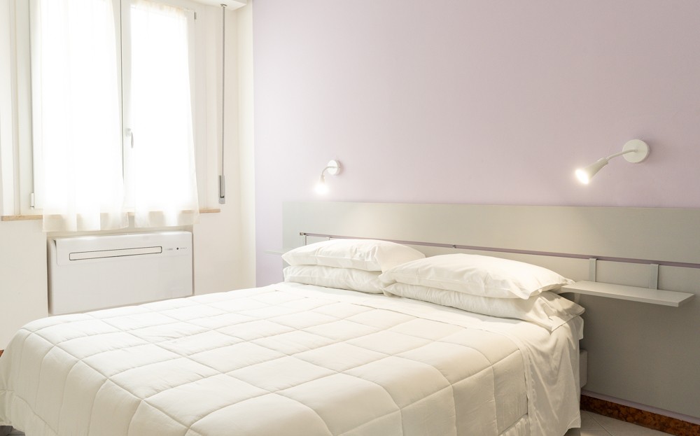 Camera Tripla Economy